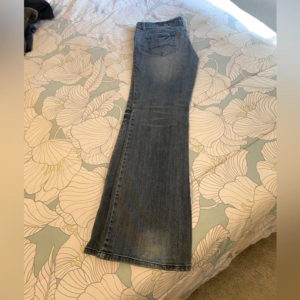 Vintage 2000s jean. Wide tapered leg.